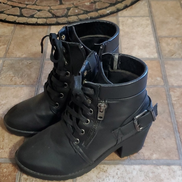 Boots - Picture 3 of 7